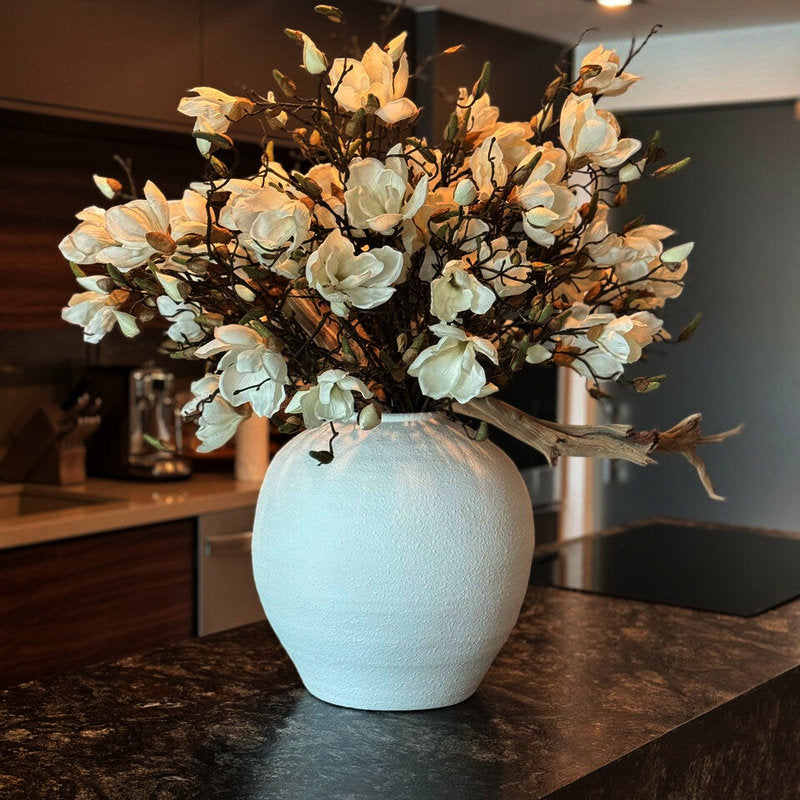 Magnolias Blancs Dans Un Vase Konos Blanc Mat