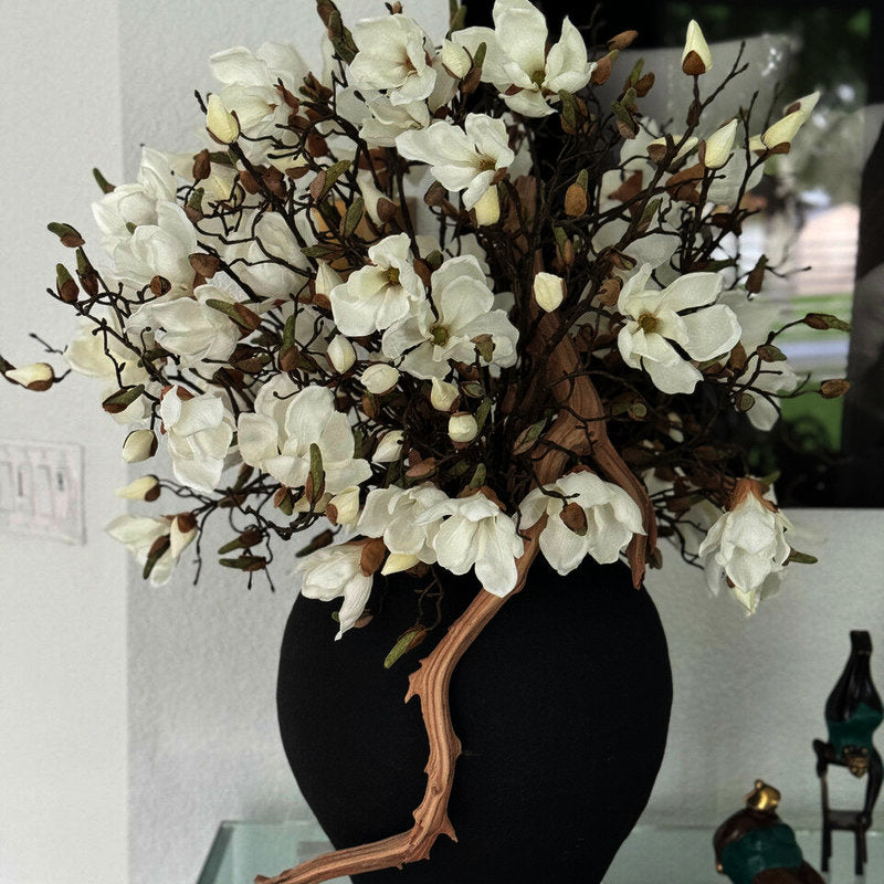 Magnolias Blancs Dans Un Vase Konos Noir Mat