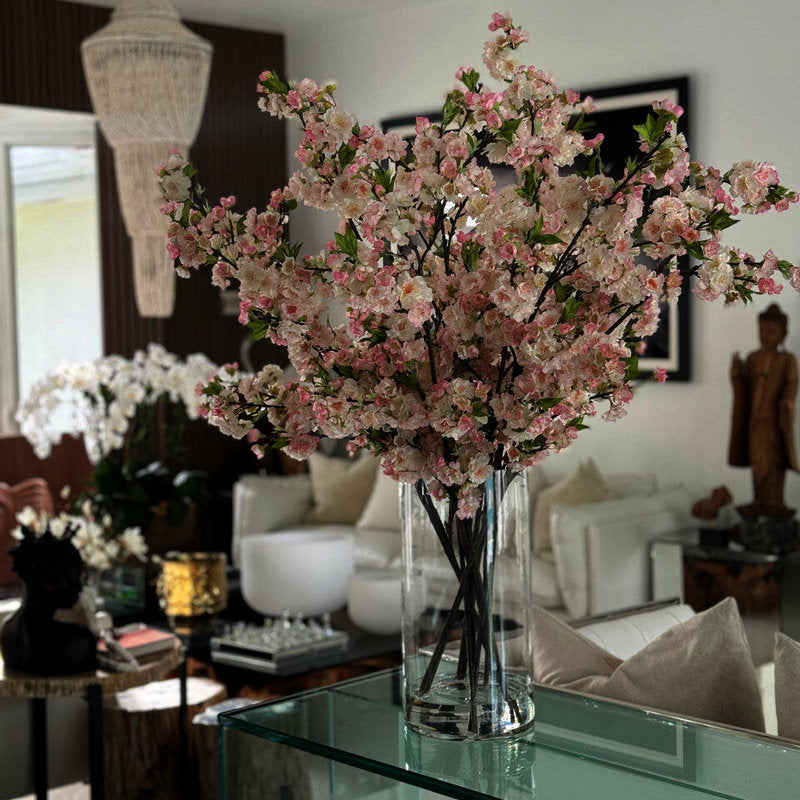 Fleurs De Cerisier Roses Dans Un Cylindre En Verre