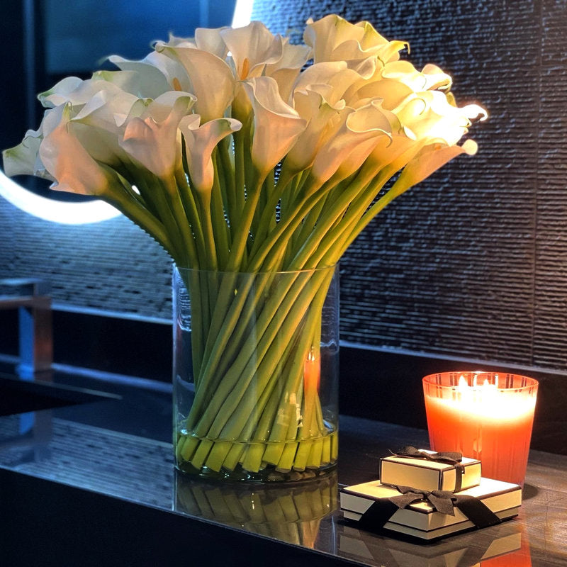 Arums Blancs Dans Un Cylindre En Verre