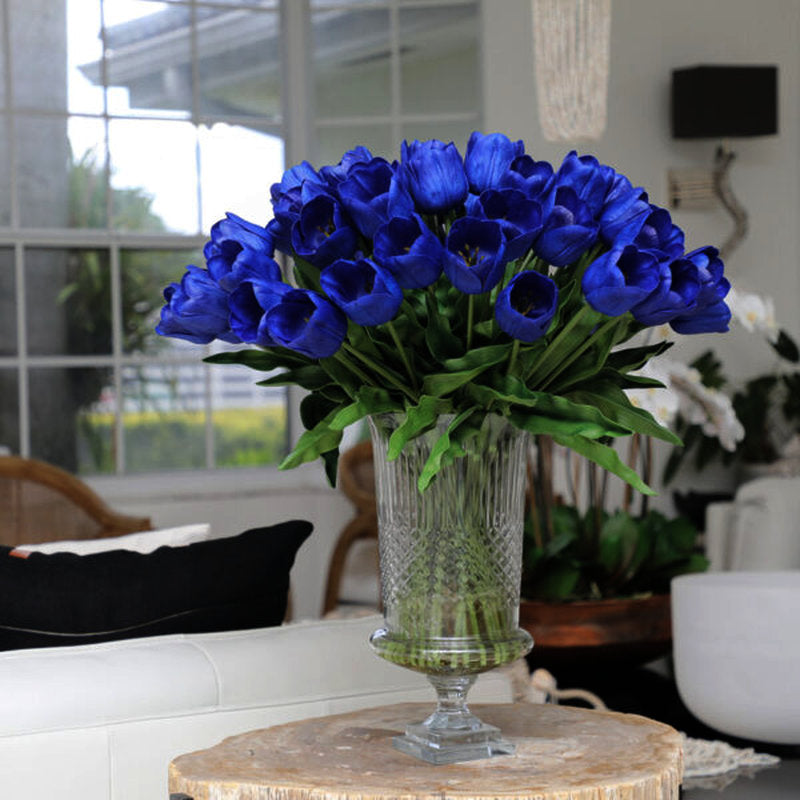 Tulipes Bleues Dans Une Urne Cristo