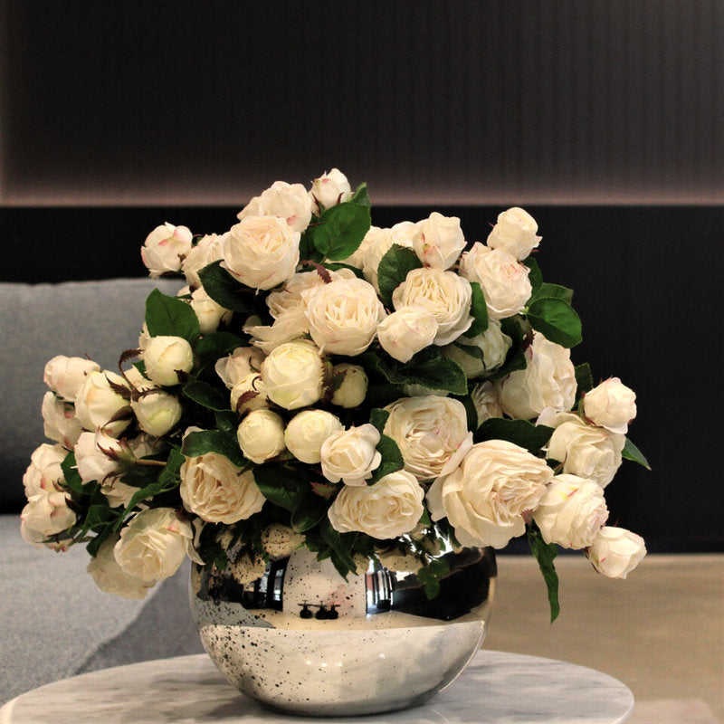 Roses Anglaises Blanches Dans Un Bol Verre Mercure