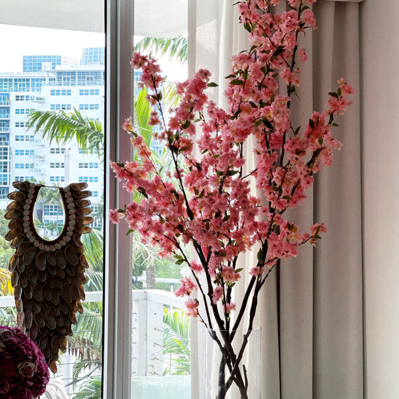 Fleurs De Cerisier Dans Un Cylindre En Verre